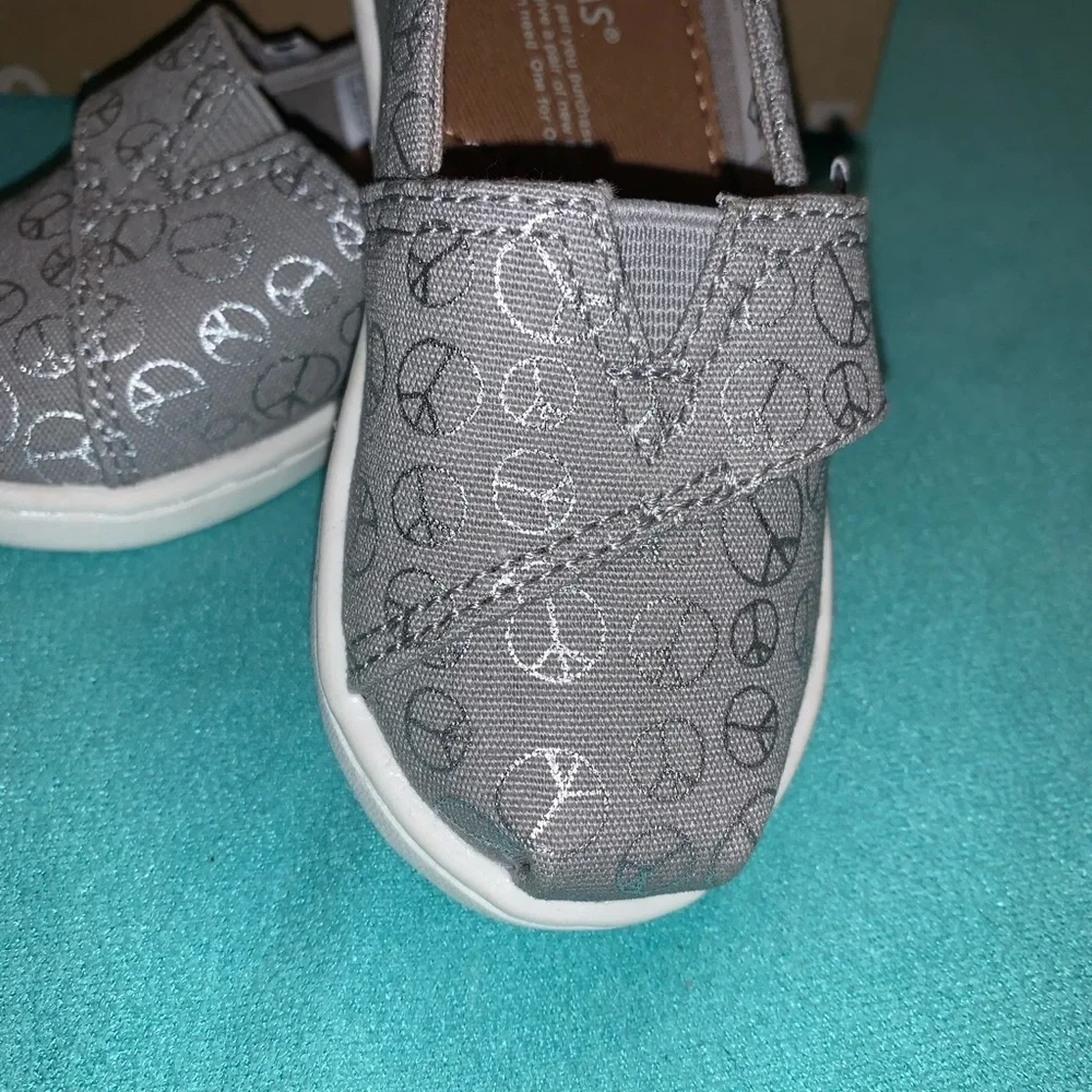 TOMS NWT Classic‎ Drizzle Grey Foil Peace Signs 5